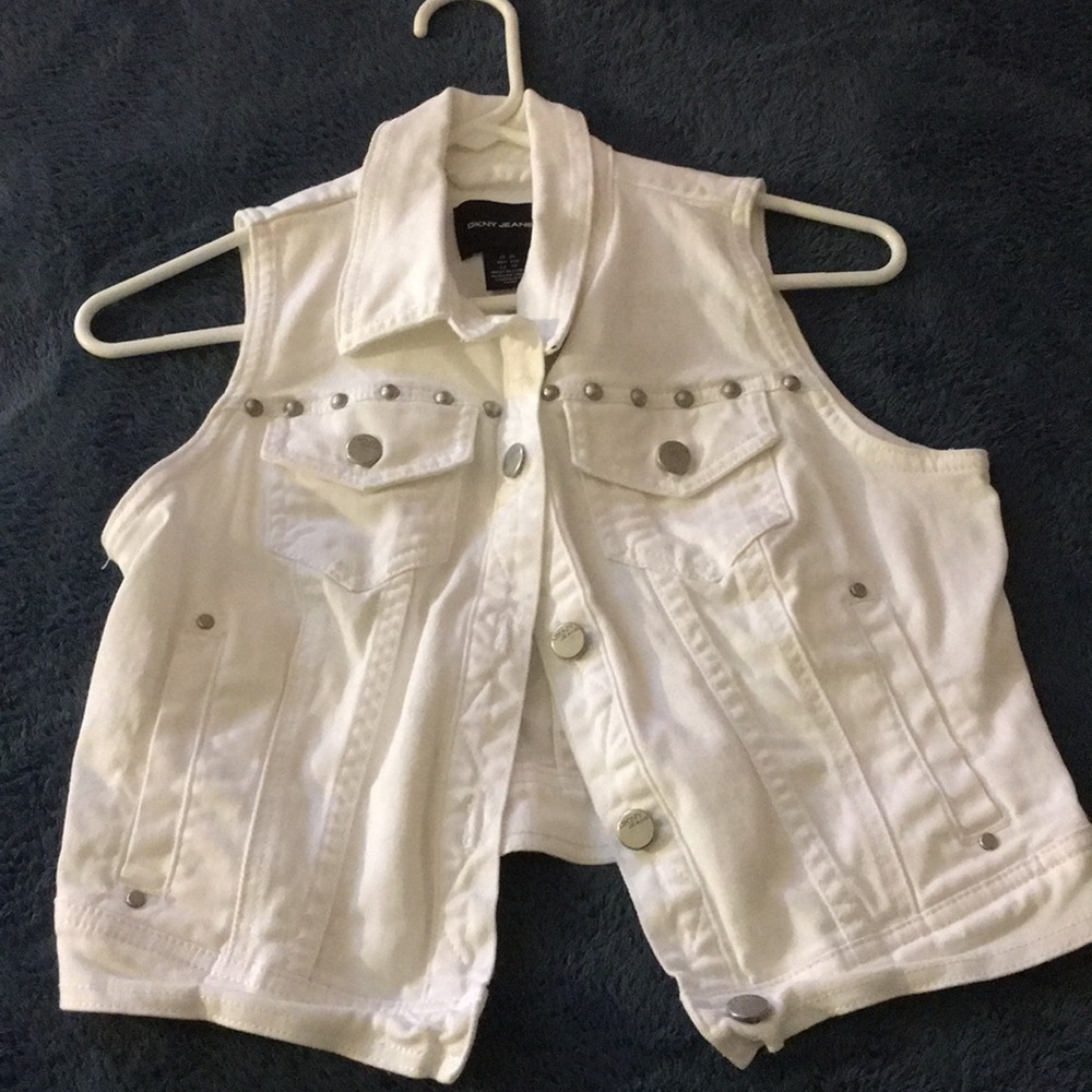 Sleeveless jacket